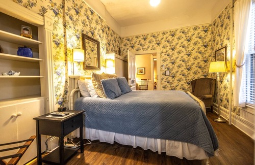 Hendersonville Bed & Breakfast | Find genuine southern hospitality in Hendersonville at the 1898 Waverly Inn.