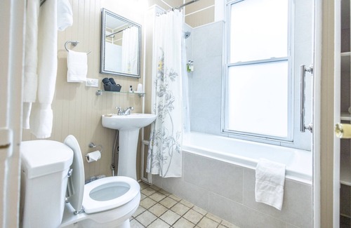 Hendersonville Bed & Breakfast | Find genuine southern hospitality in Hendersonville at the 1898 Waverly Inn.