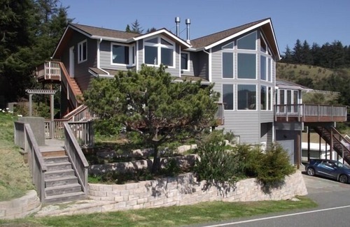 Gold Beach House | Find Tranquility Where the Rogue River Meets the Sea