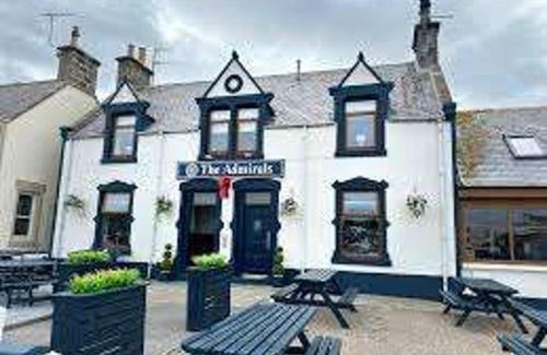 Buckie House | Findochty Beach house - Private Garden-BeachFront