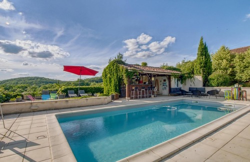 Degagnac House | Fine small holiday home with a shared pool