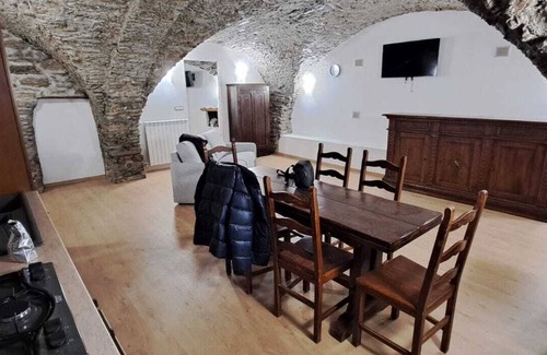 Soucheres-Basses Apartment | Finely renovated two-room apartment with typical stone vaults.