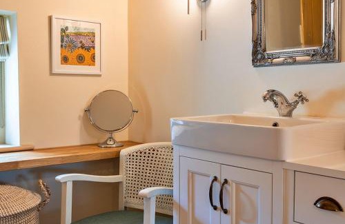 Blandford Forum House | Finest Retreats - The Thatch at Winterborne Houghton