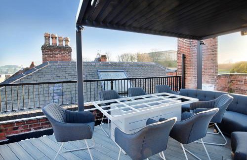 Nottingham City Centre House | Finest Retreats - Castle House Nottingham - Luxurious Hot Tub Stay