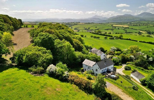 Eglwysbach House | Finest Retreats - Hilltop Haven