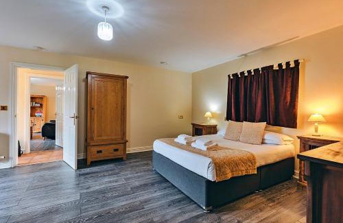 Eaton Mascott House | Finest Retreats - Netley Hall - Honeysuckle