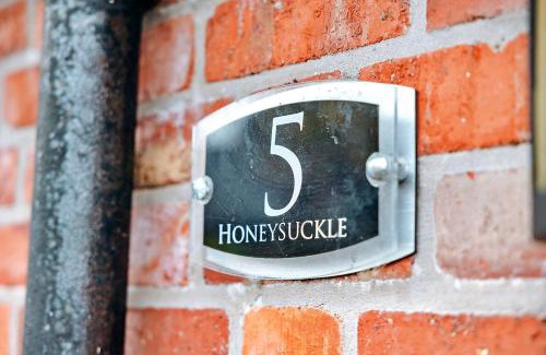 Eaton Mascott House | Finest Retreats - Netley Hall - Honeysuckle
