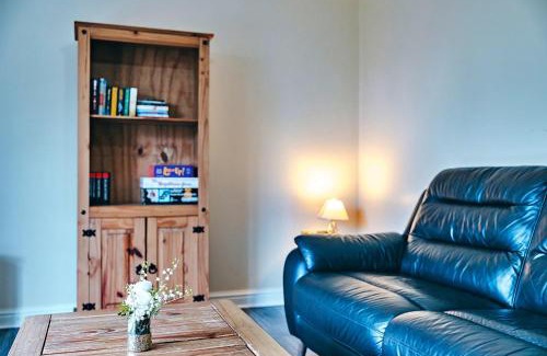 Eaton Mascott House | Finest Retreats - Netley Hall - Honeysuckle