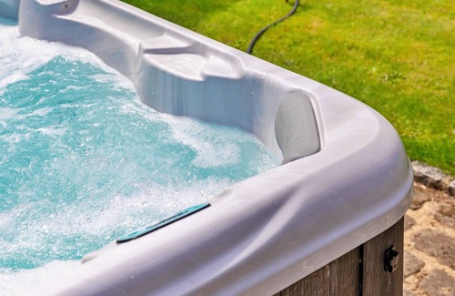 Crawley Down Cottage | Finest Retreats | Sandhill Cottage with Hot Tub