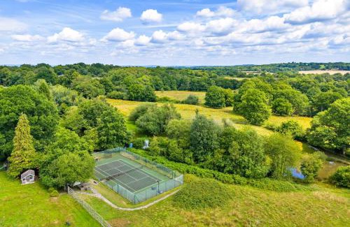 Crawley Down House | Finest Retreats - Sandhill Cottage with hot tub