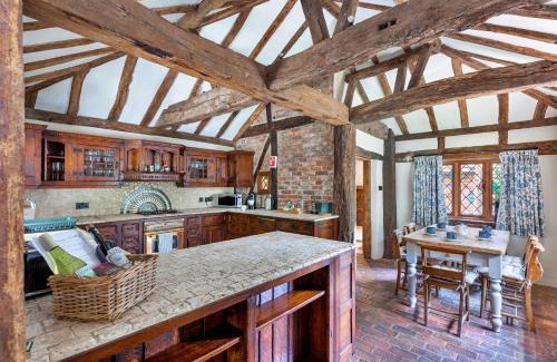 Crawley Down House | Finest Retreats - Sandhill Cottage with hot tub
