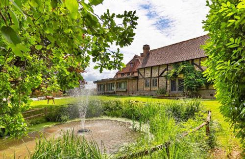 Crawley Down House | Finest Retreats - Sandhill Cottage with hot tub