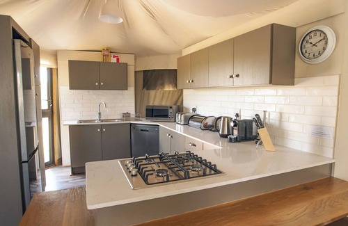 Beestekraal Cabin | Finfoot Lake Reserve by Dream Resorts