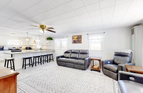 Dundee House | Finger Lakes Stunner
