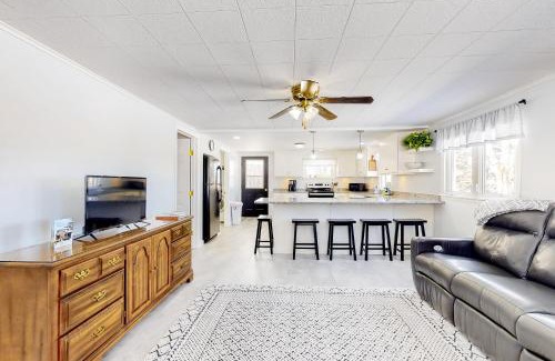 Dundee House | Finger Lakes Stunner
