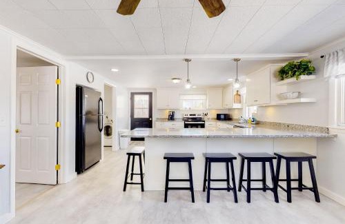 Dundee House | Finger Lakes Stunner