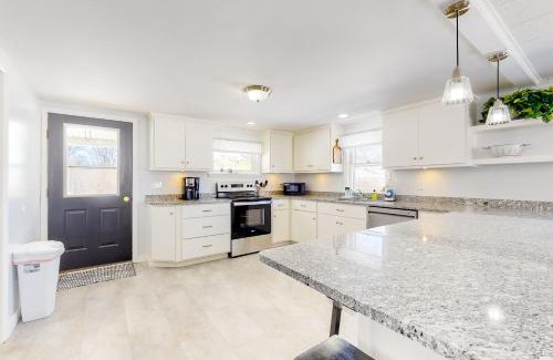 Dundee House | Finger Lakes Stunner