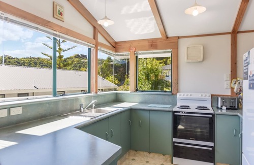Waikawa Bay House | Finlay Waterfront - Waikawa Holiday Home