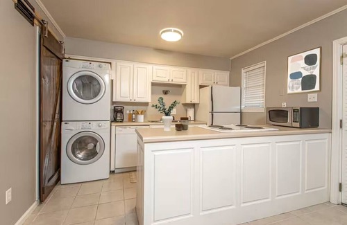 Briarwood Apartment | Finley-2 Bed Apt in Midtown near St. Vincent UAMS UALR- Convenient Parking