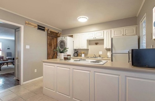 Briarwood Apartment | Finley-2 Bed Apt in Midtown near St. Vincent UAMS UALR- Convenient Parking