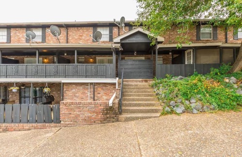 Briarwood Apartment | Finley-2 Bed Apt in Midtown near St. Vincent UAMS UALR- Convenient Parking