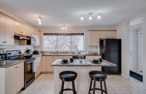 Southwest Edmonton House | Finn - 3 bedroom, AC, Large Kitchen, Garage & BBQ