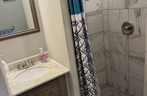 Downs Hotel | Fins N Feathers Lodge - One Queen Bed