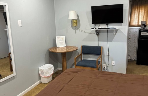 Downs Hotel | Fins N Feathers Lodge - One Queen Bed