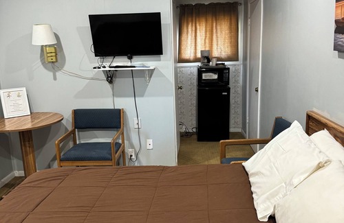 Downs Hotel | Fins N Feathers Lodge - One Queen Bed