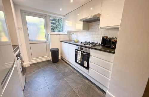 Finsbury Park Apartment | Finsbury 1-bedroom flat w/mini patio North London