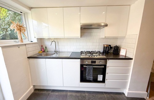 Finsbury Park Apartment | Finsbury 1-bedroom flat w/mini patio North London