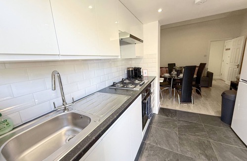 Finsbury Park Apartment | Finsbury 1-bedroom flat w/mini patio North London