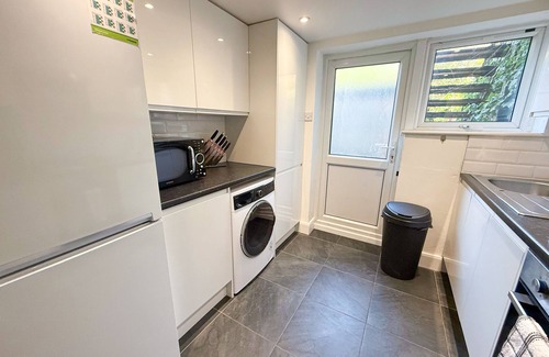 Finsbury Park Apartment | Finsbury Park 1BR Apt w/Garden, Parking | Arsenal