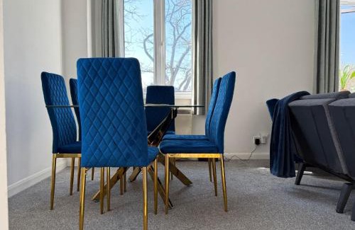 Winchester Apartment | Fiona Place in Winchester city center- 3 Double Beds, 2 Single Beds, 2 Sofa Beds - FREE parking available upon request