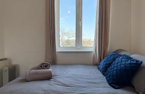 Winchester Apartment | Fiona Place in Winchester city center- 3 Double Beds, 2 Single Beds, 2 Sofa Beds - FREE parking available upon request