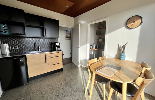 Te Anau House | Fiordland Eco-Retreat ☆ Panoramic Views ☆ Hot Tub