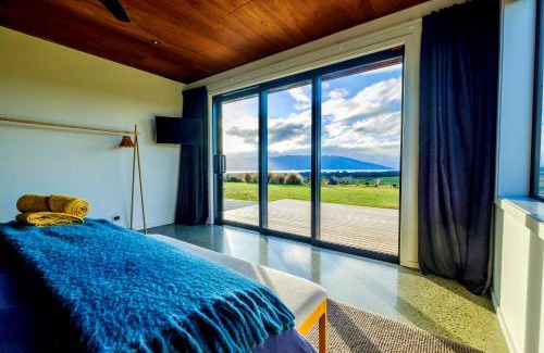 Te Anau House | Fiordland Eco-Retreat - Panoramic Views - Hot Tub
