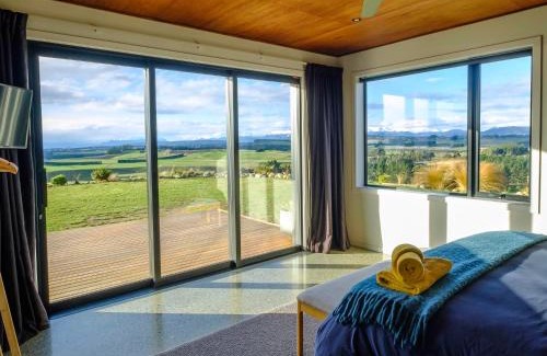 Te Anau House | Fiordland Eco-Retreat - Panoramic Views - Hot Tub