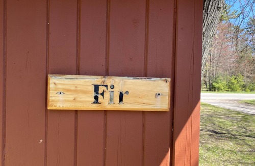 Tawas City Cottage | (Fir Cabin) Cozy Lakeside 2 Bed 2 Bath Cottage - Pets OK