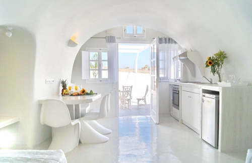 Karterados House | Fira-cave-sleeps 13-parking-pool-pet Friendly