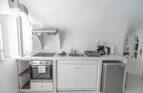 Karterados House | Fira-cave-sleeps 13-parking-pool-pet Friendly