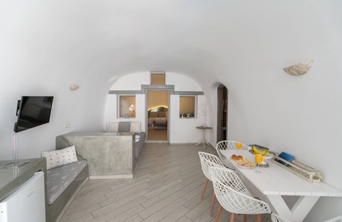 Karterados House | Fira-cave-sleeps 13-parking-pool-pet Friendly