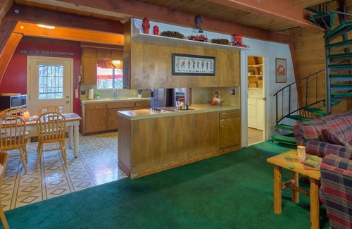 Oakhurst Cabin | Fire Escape Cabin-Fire Department Theme! 12 miles to Yosemite gate!