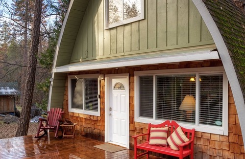 Oakhurst Cabin | Fire Escape Cabin-Fire Department Theme! 12 miles to Yosemite gate!