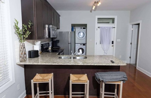 Chapel Hill Apartment | Fire Pit - 4 Min from UNC - 7 Min from Carrboro - Fast Wi-Fi