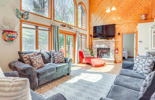 Lake Harmony House | Fire Pit and BBQ Elegant Split Rock Resort Getaway!