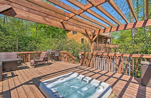 Long Pond House | Fire Pit and Hot Tub Poconos Family Cabin!