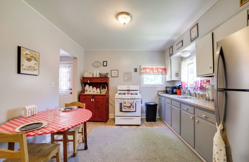 Adrian Cottage | Fire Pit, BBQ & Yard: Family Home in Adrian
