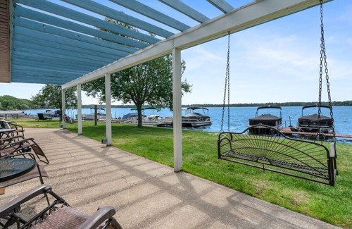 Mayfield Apartment | Fire pit, beach access, yard games, and more