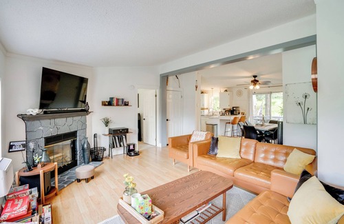 Athens House | Fire Pit, Deck & Water Views: Athens Home!